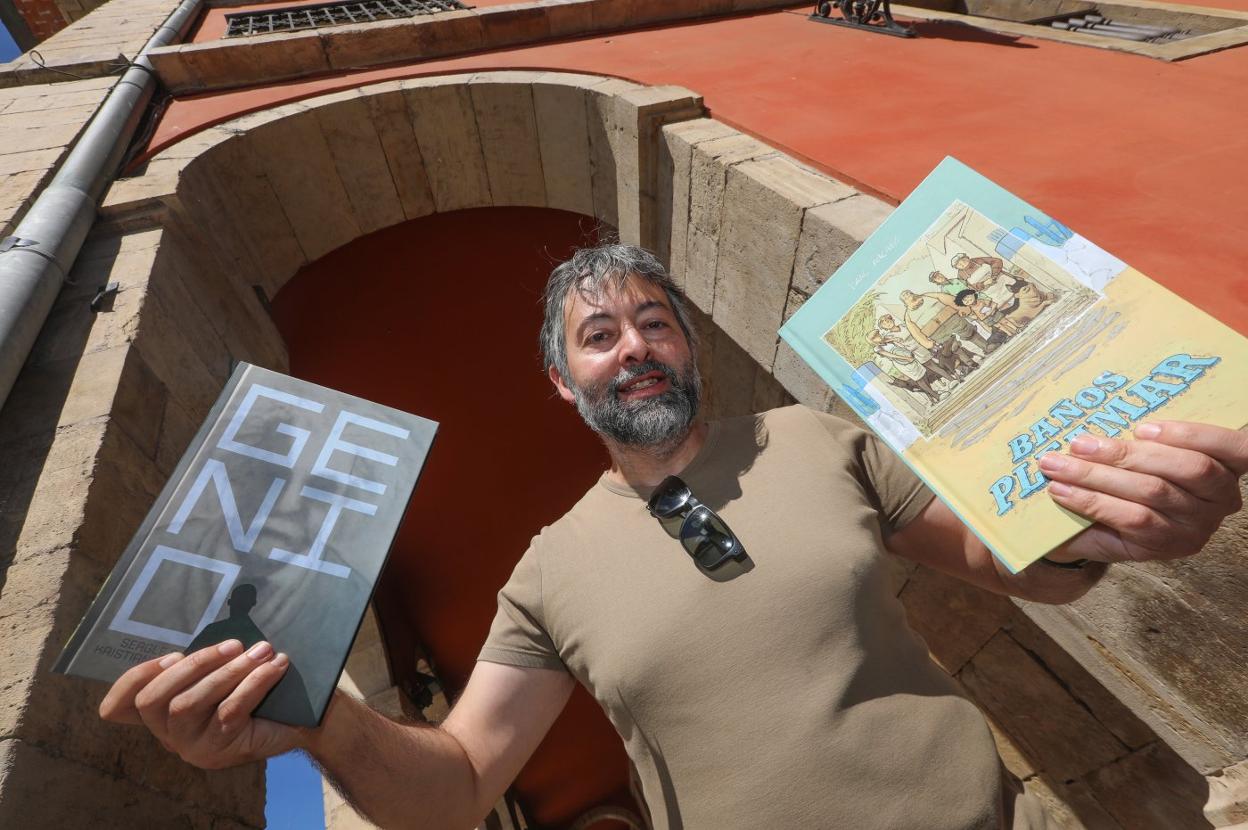 Jorge Iván Argiz, director de las Jornadas del Cómic de Avilés, posa con dos obras de autores invitados. 