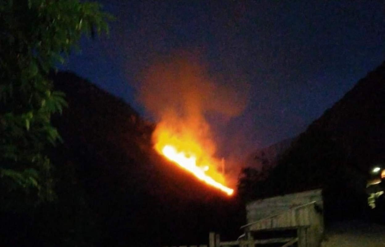 Incendio cerca del pueblo de La Foz, en Caso, la noche del sábado. 