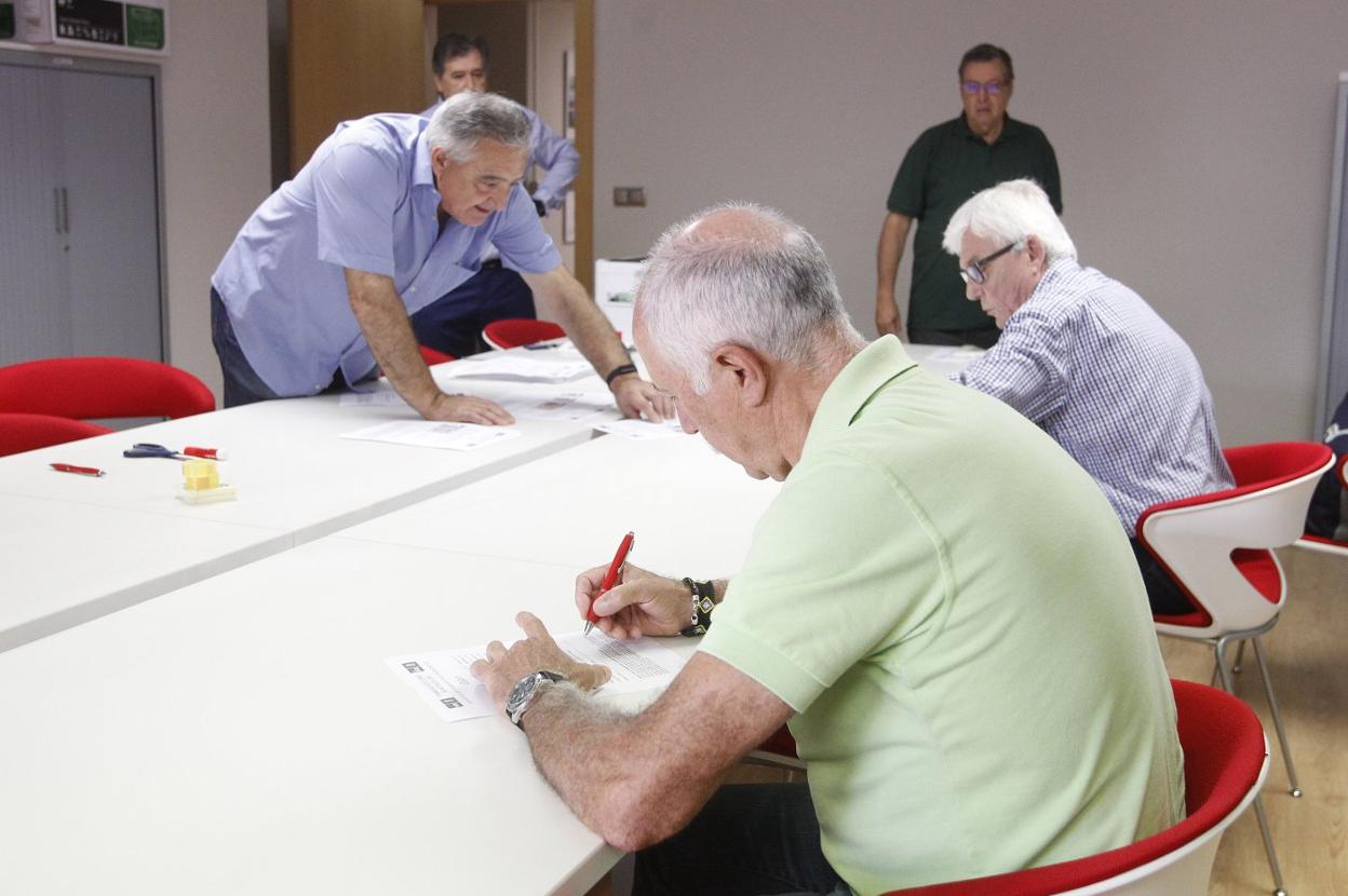 Recogida de firmas en la Casa del Pueblo el pasado jueves. 