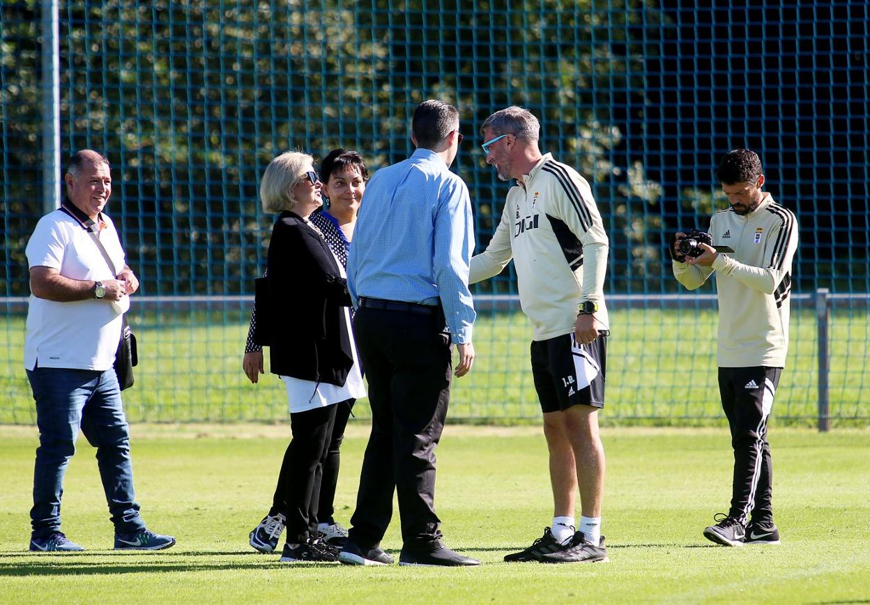 El técnico del Oviedo saluda a Gabriela Murguía, ayer, en las instalaciones de El Requexón. 