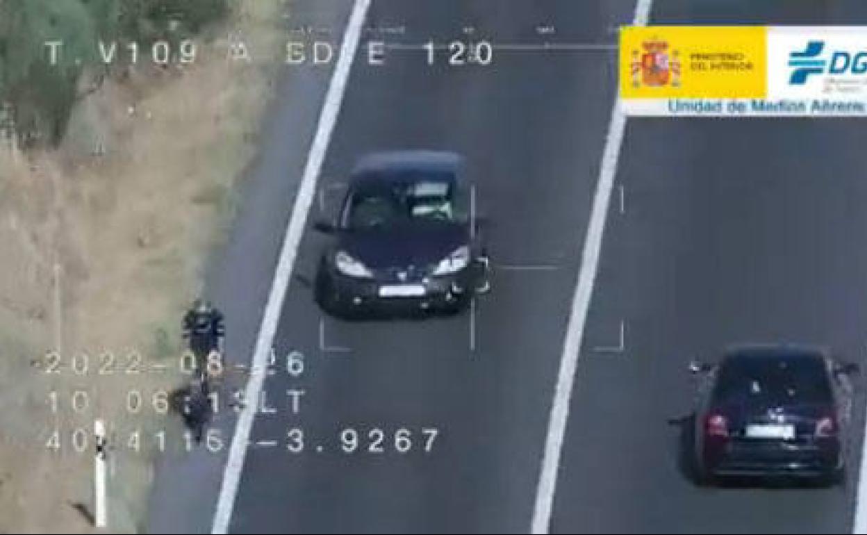 La DGT aplaude la acción de un conductor con un ciclista. 