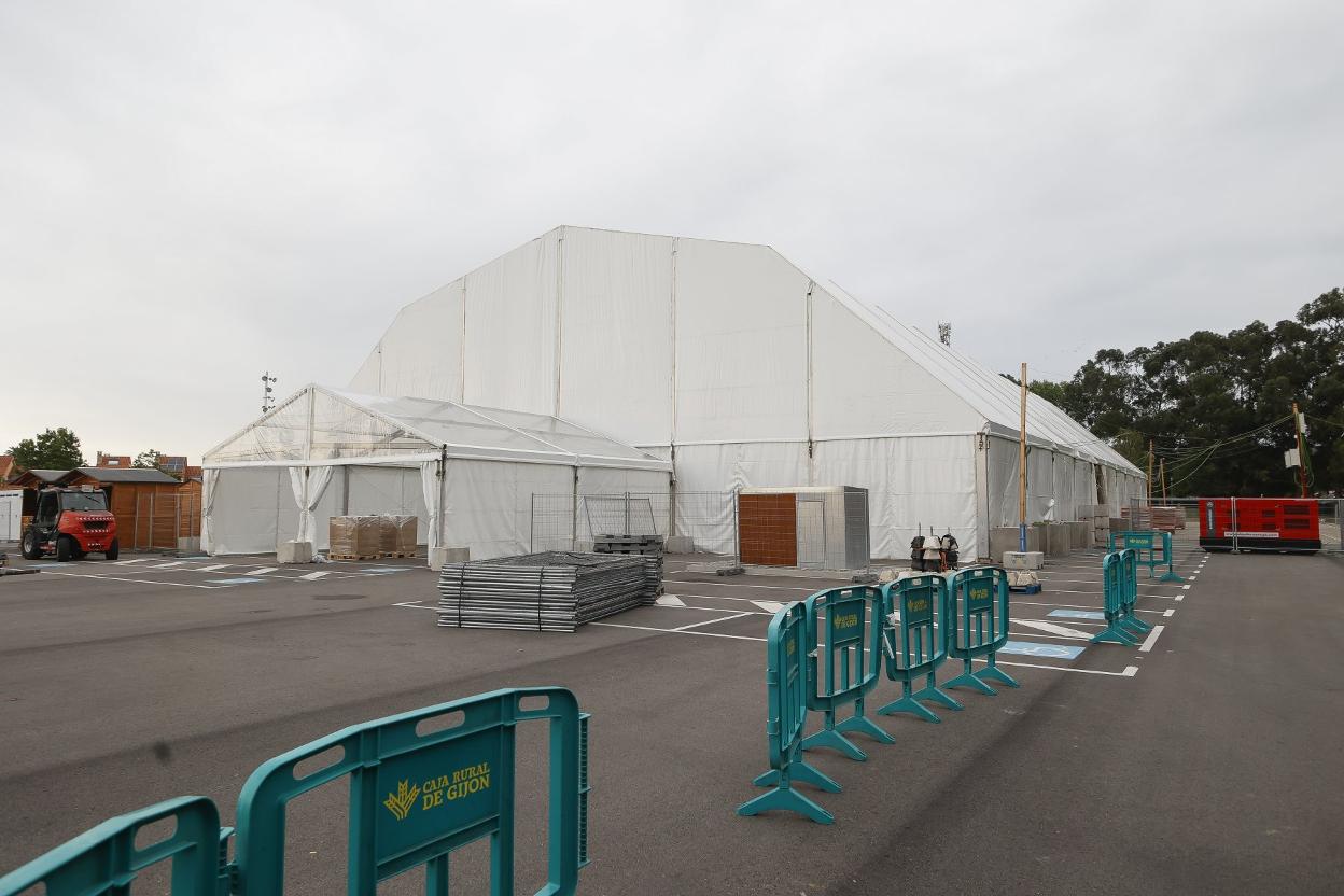La carpa instalada en la explanada del Tartiere que acogerá desde este viernes los conciertos de pago de las fiestas mateínas. 
