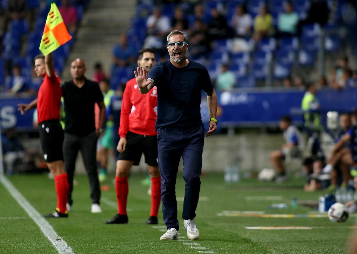 El entrenador Jon Pérez 'Bolo' da indicaciones a sus hombres durante el partido. 