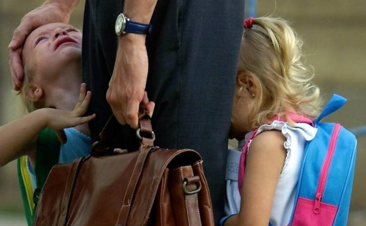 Dos niñas lloran en su primer día de colegio