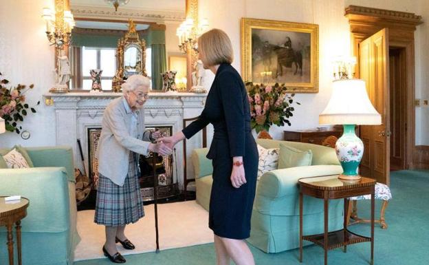 La reina Isabel II ha recibido a Liz Truss este martes en el castillo de Balmoral (Escocia).