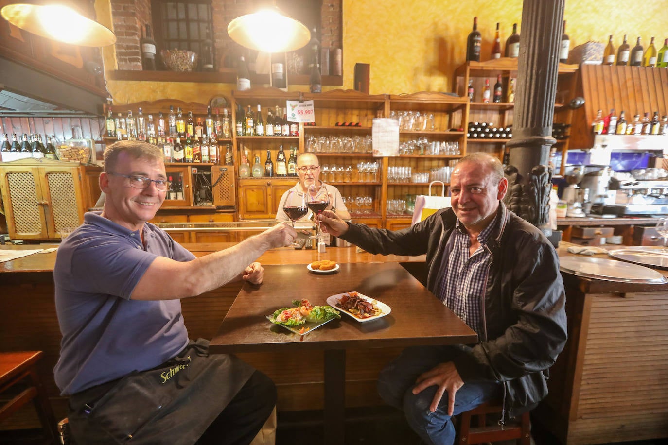 Dos clientes de El Nogal en la Semana de la Tapa de Avilés 