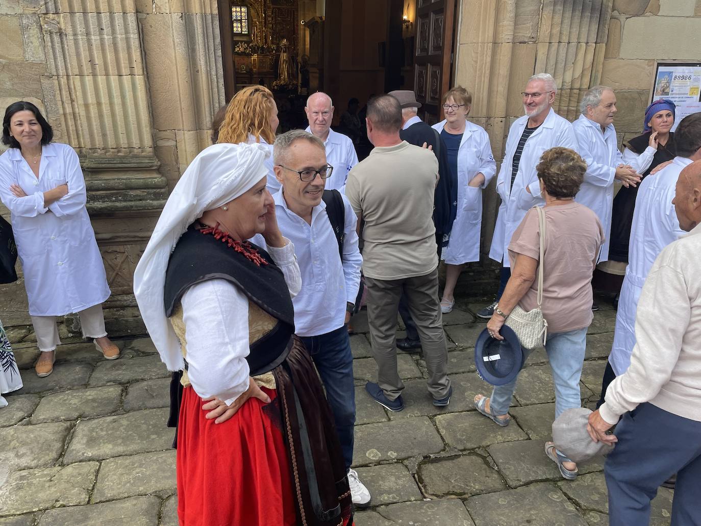 Fotos: El Carbayu recupera la procesión a hombros de los sanitarios