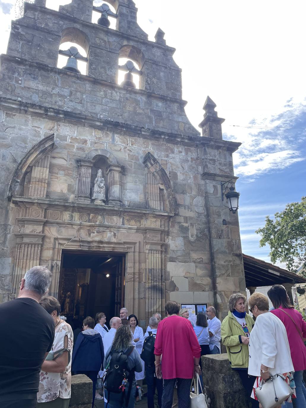 Fotos: El Carbayu recupera la procesión a hombros de los sanitarios