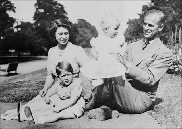 La pareja real, la reina Isabel y el duque de Edimburgo, junto a sus hijos Carlos (izquierda), y Ana, en una imagen de enero de 1952.