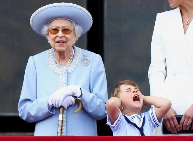 La reina junto a su bisnieto, el príncipe Luis, hijo del duque de Cambridge, durante un acto por el Jubileo de Platino de la soberana. Las muecas del pequeño acapararon todos los focos en un balcón del Palacio de Buckingham, el 2 de junio de 2022.