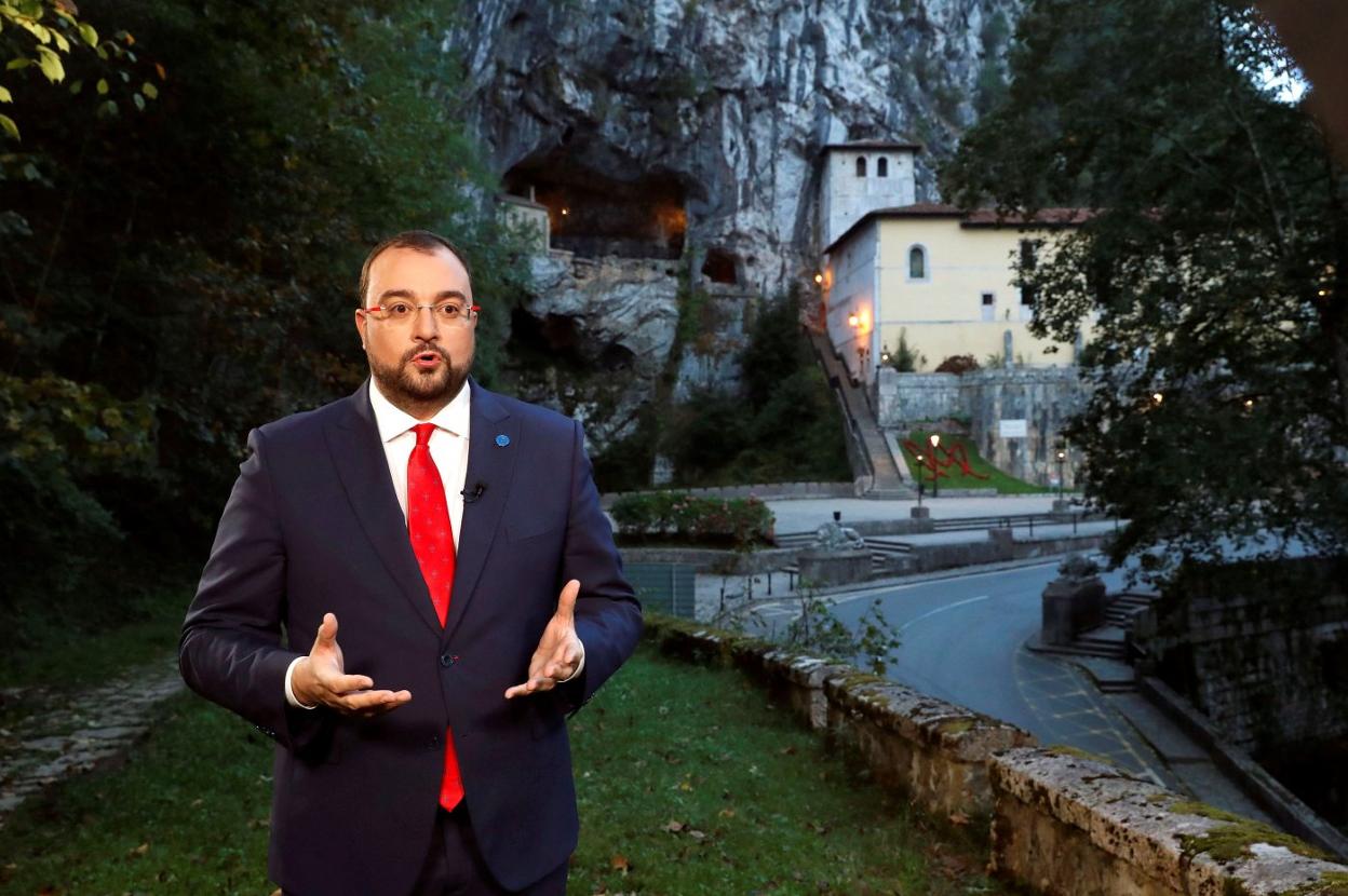 Barbón eligió el Santuario de Covadonga (concretamente, el inicio de la antigua subida a los Lagos) para grabar el mensaje del Día de Asturias. 