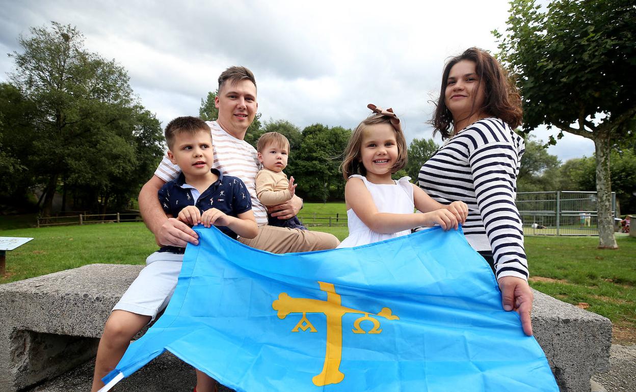 El matrimonio formado por Maksym y Anna Pleskach, junto con sus hijos Elisey, Oliva y Luka llegaron a Asturias tras salir de Ucrania por la invasión rusa.