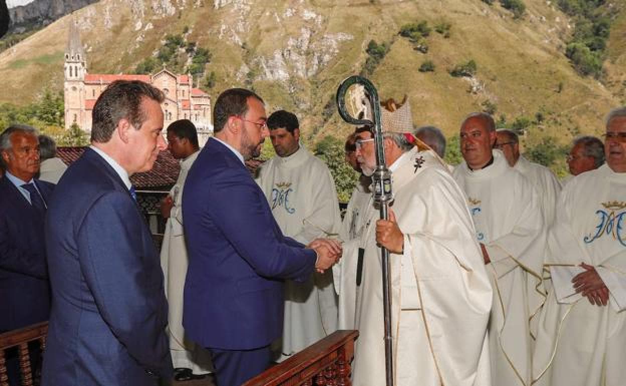 El presidente del Principado, Adrián Barbón, y el arzobispo de Oviedo, Jesús Sanz Montes, en Covadonga durante el Día de Asturias. 