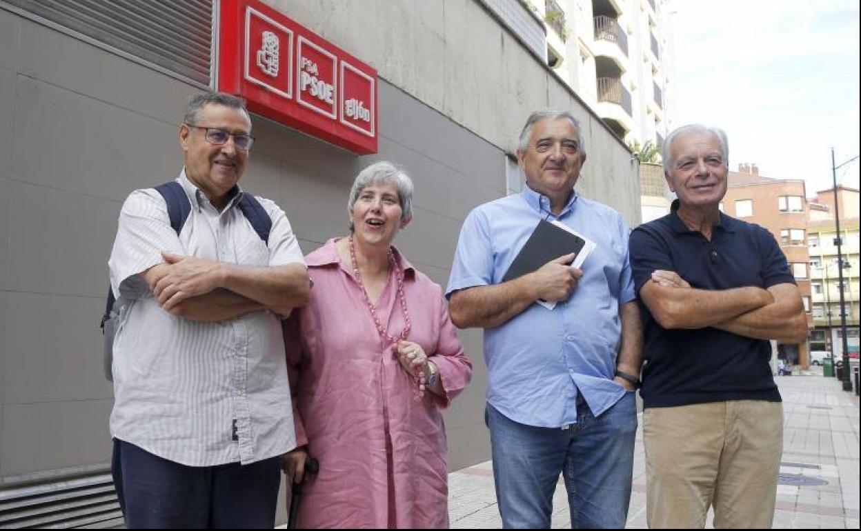 Promotores de las primarias en el PSOE de Gijón, esta mañana en la Casa del Pueblo.