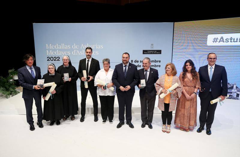 Foto de familia de los distinguidos este año con las Medallas de Asturias 