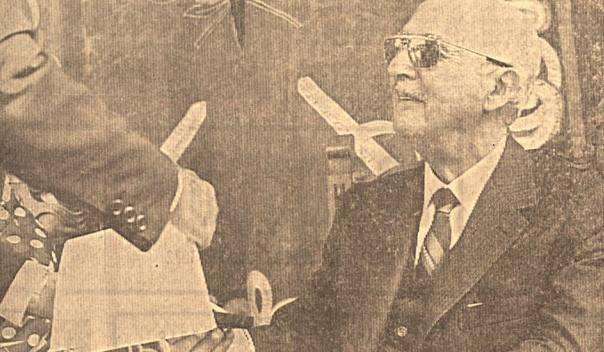 Franco recibiendo la medalla conmemorativa del acontecimiento.