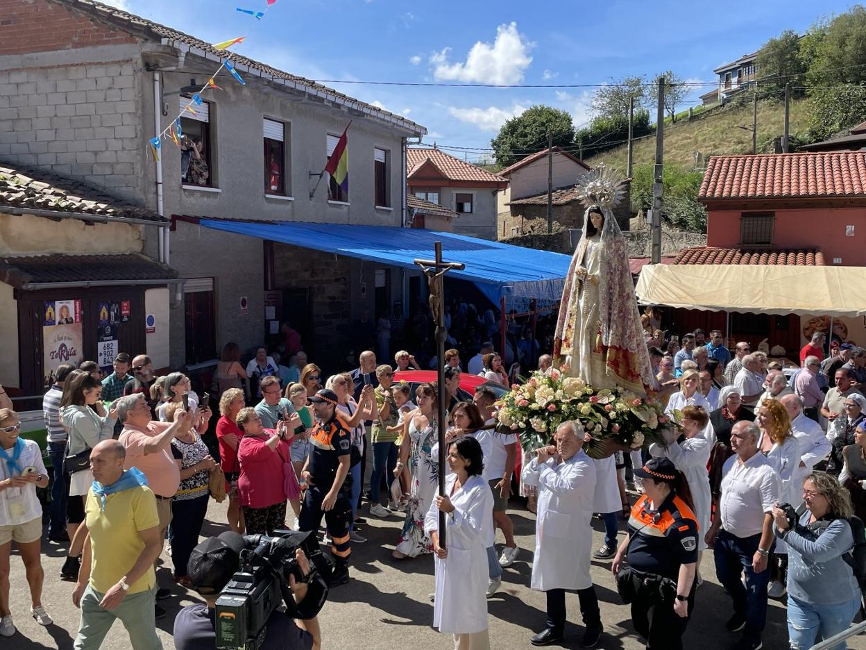 El Carbayu recupera la procesión de su Virgen a hombros de los
