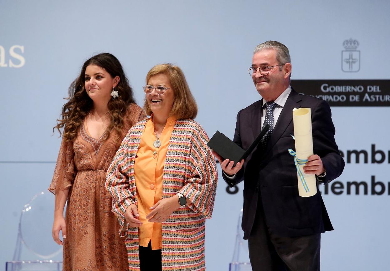 Carla Martínez, Josefa Cañada y Bernardo Sopeña, del Banco de Alimentos de Asturias. 