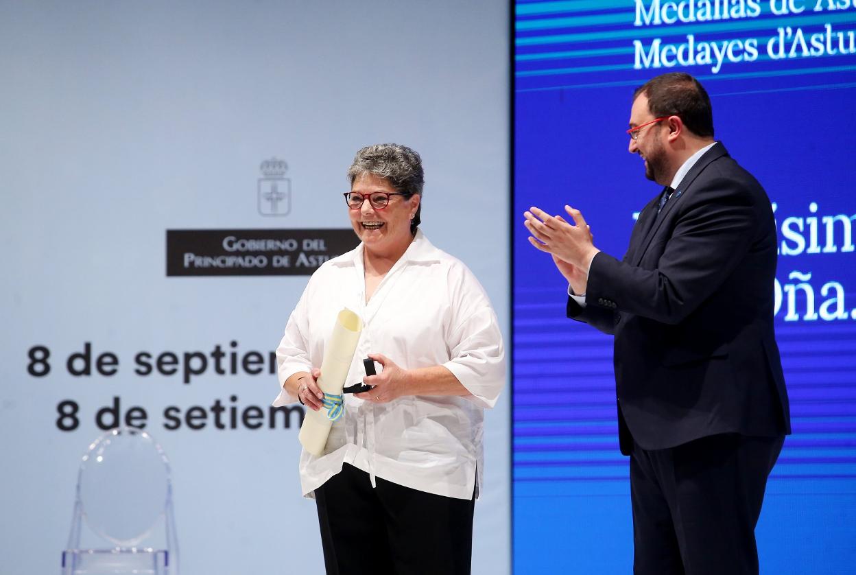 Isaura Souza junto al presidente del Principado, en el auditorio.