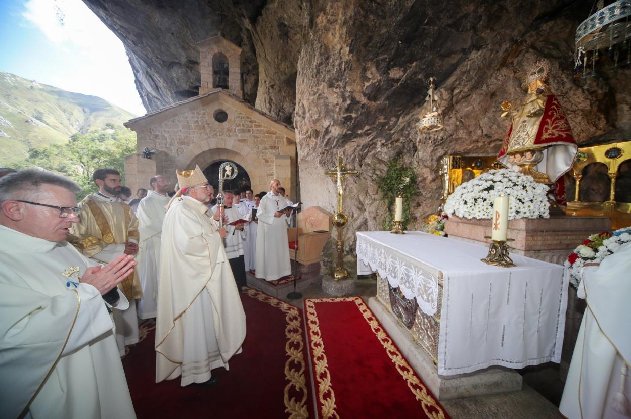 El arzobispo de Oviedo, ante la imagen de la Virgen de Covadonga en la Cueva. 