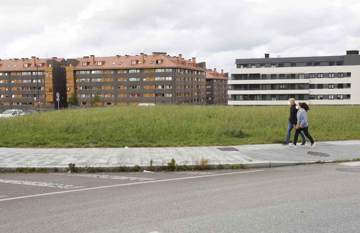 Parcela entre Alicia Concepción y avenida de Roces donde se hará. 