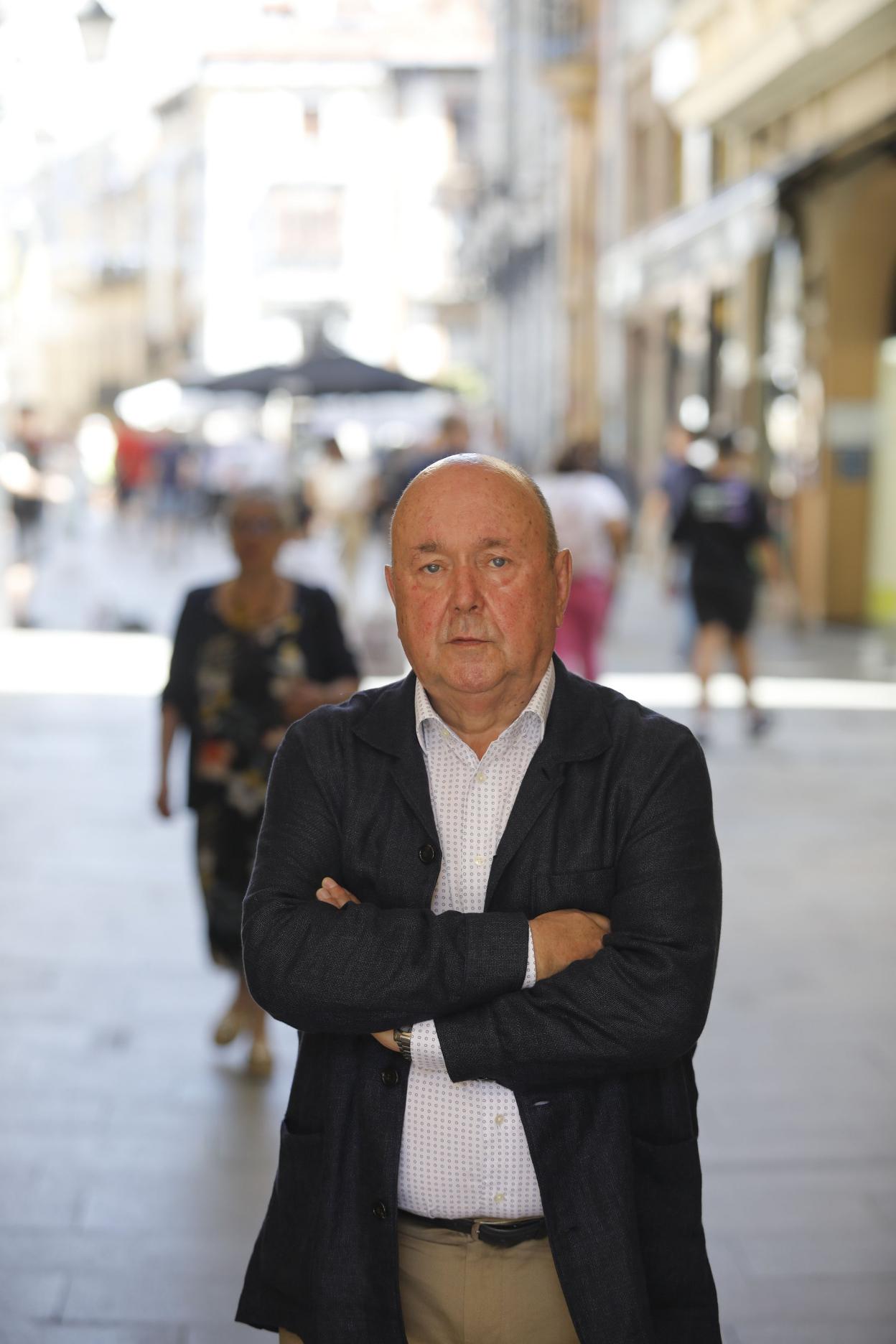 José Rionda Benito posa en el Oviedo Antiguo, donde hoy dará el chupinazo de las fiestas desde el balcón consistorial. 