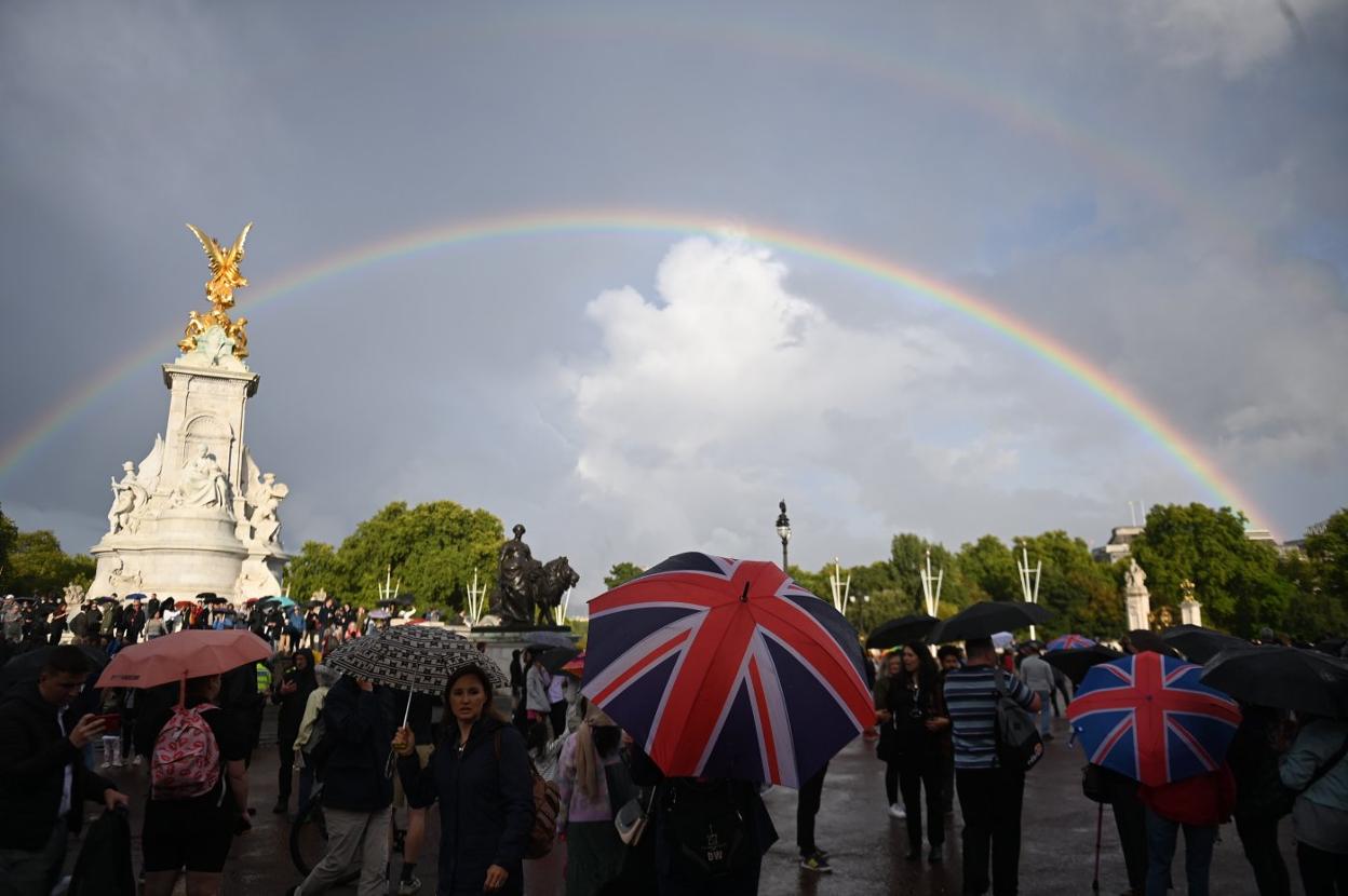 Con el triste anuncio, la lluvia, que no había dado tregua en toda la tarde, dio paso a un gran arcoíris sobre Buckingham, creando «una escena de película», cuenta el asturiano Alejandro López. 