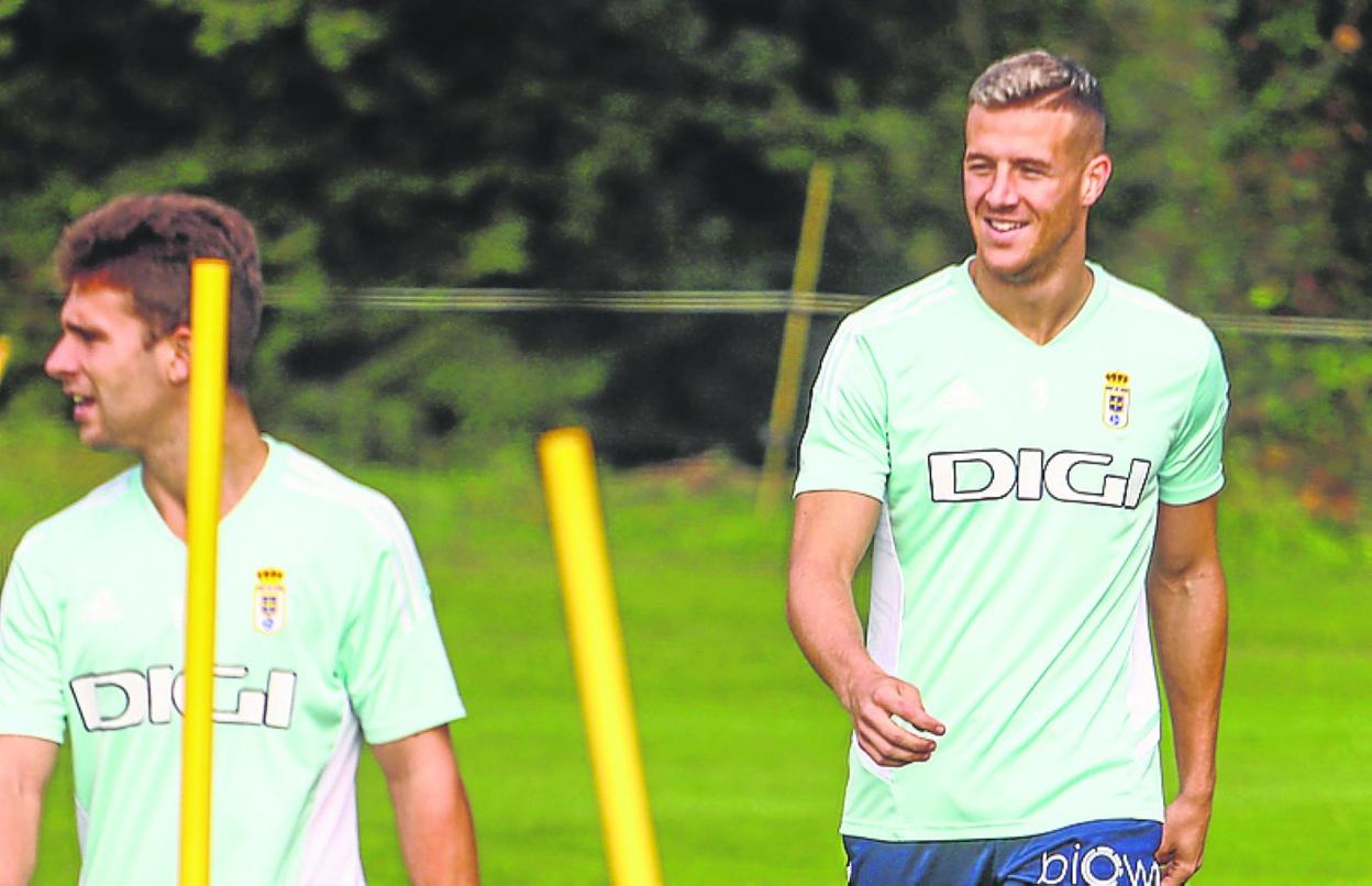 El defensa Rodri Tarín, a la derecha, en El Requexón. 