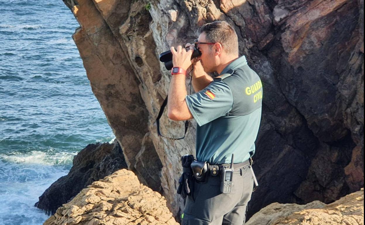 Agentes de la Guardia Civil rastrean la zona del faro de San Juan de Nieva.