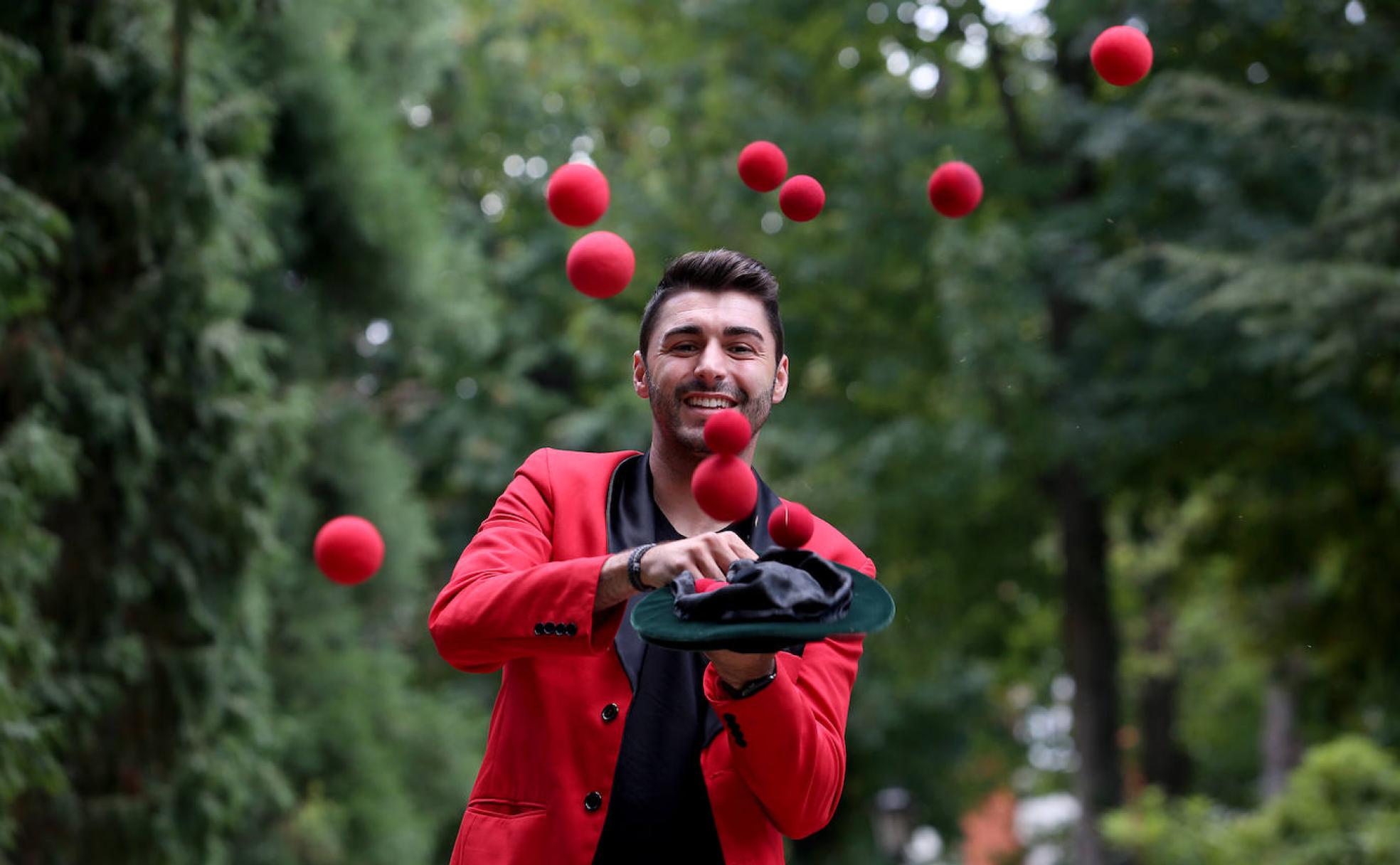 Trucos El joven Pelayo Cienfuegos, con su traje y su varita mágica, en el estanque del Campo 