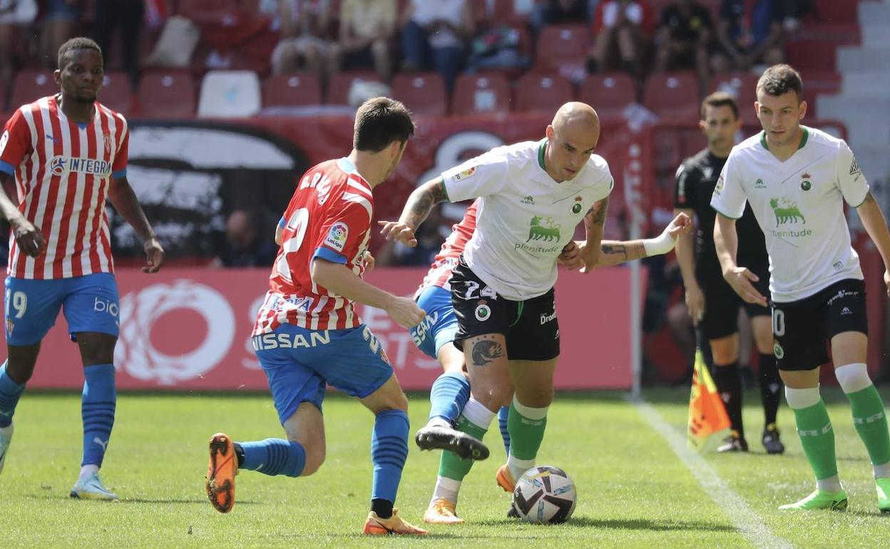 Jugada en el Sporting-Racing en El Molinón.