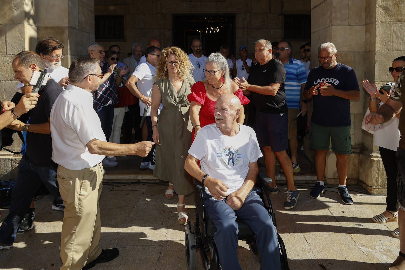 Fotos: Avilés salda su deuda con Dacal, «gran leyenda del deporte»