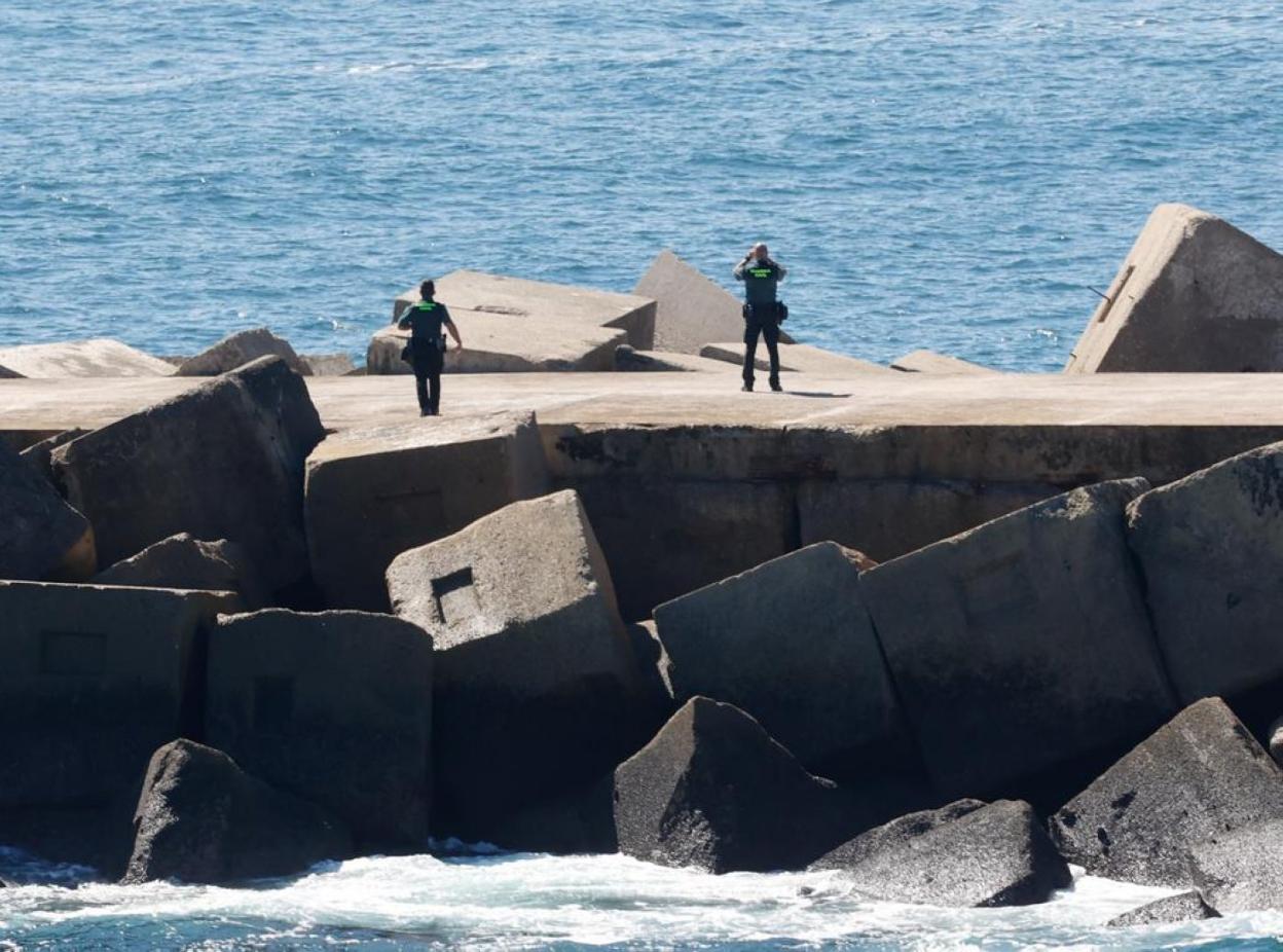 Agentes de la Guardia Civil volvieron a peinar el espigón. 