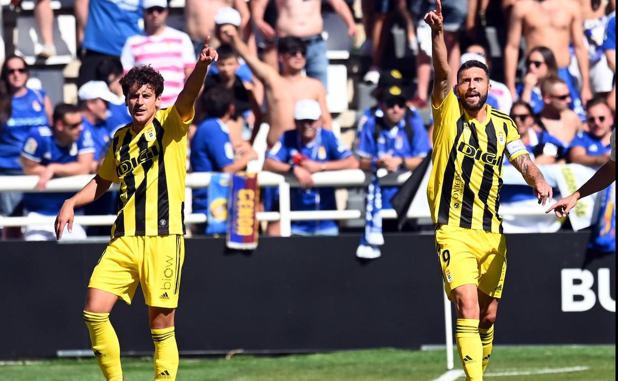 Una acción durante el encuentro entre el Burgos y el Real Oviedo. 