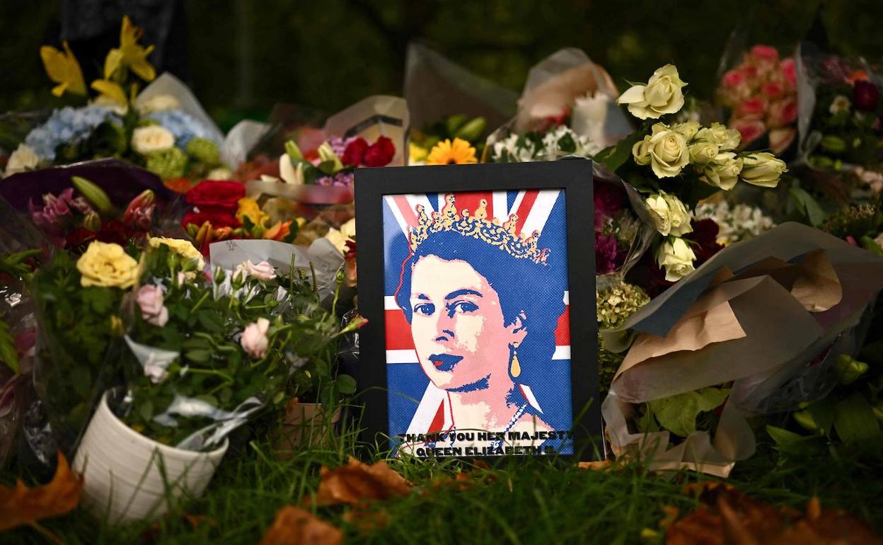 Ofrenda floral tras el fallecimiento de la reina Isabel II. 