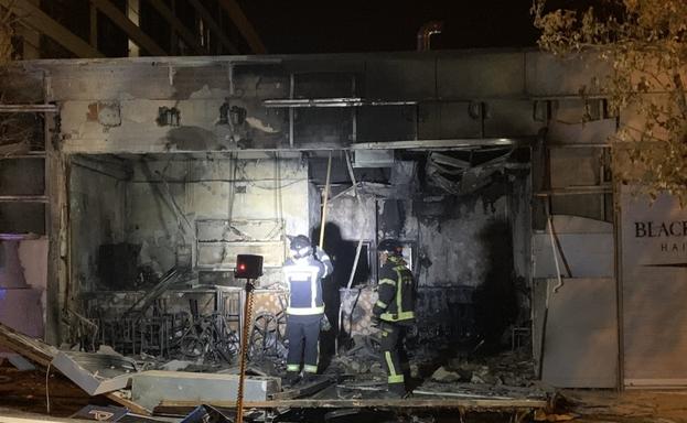 Los Bomberos del Ayuntamiento de Madrid, la noche del incendio, en el bar incendiado.