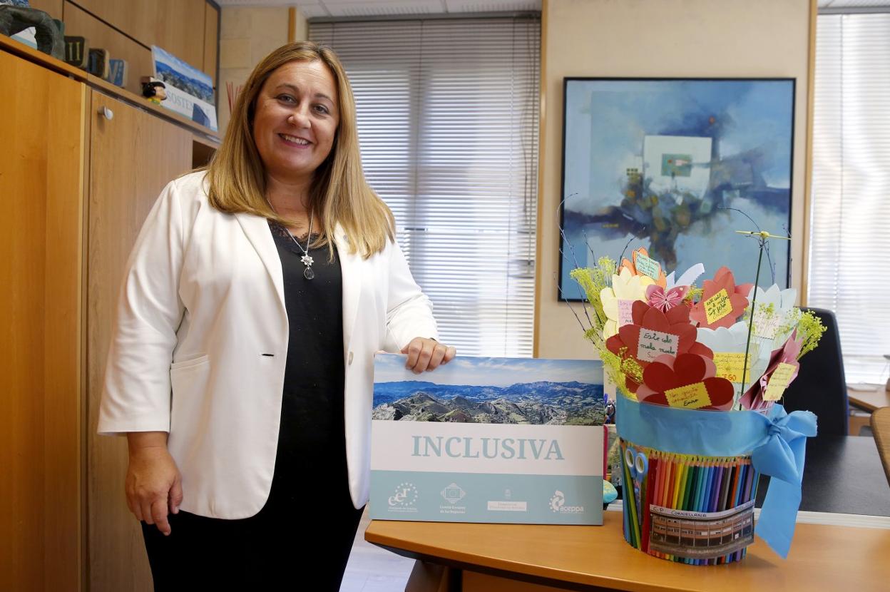 La consejera de Educación, Lydia Espina, en su despacho, con un cartel en referencia a la educación inclusiva, que atiende a las necesidades de todos los alumnos. 