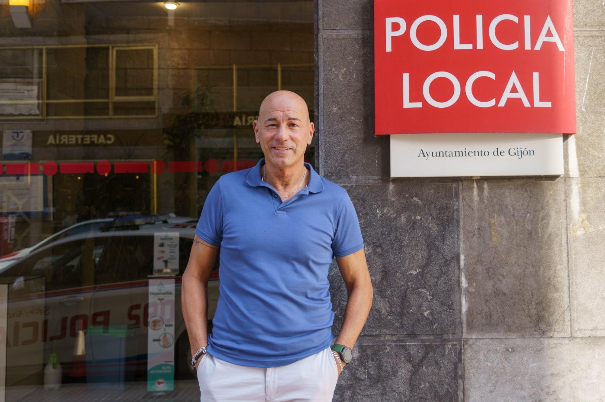 Francisco Rico posa delante de la jefatura de la Policía Local, sin uniforme, ya jubilado. 