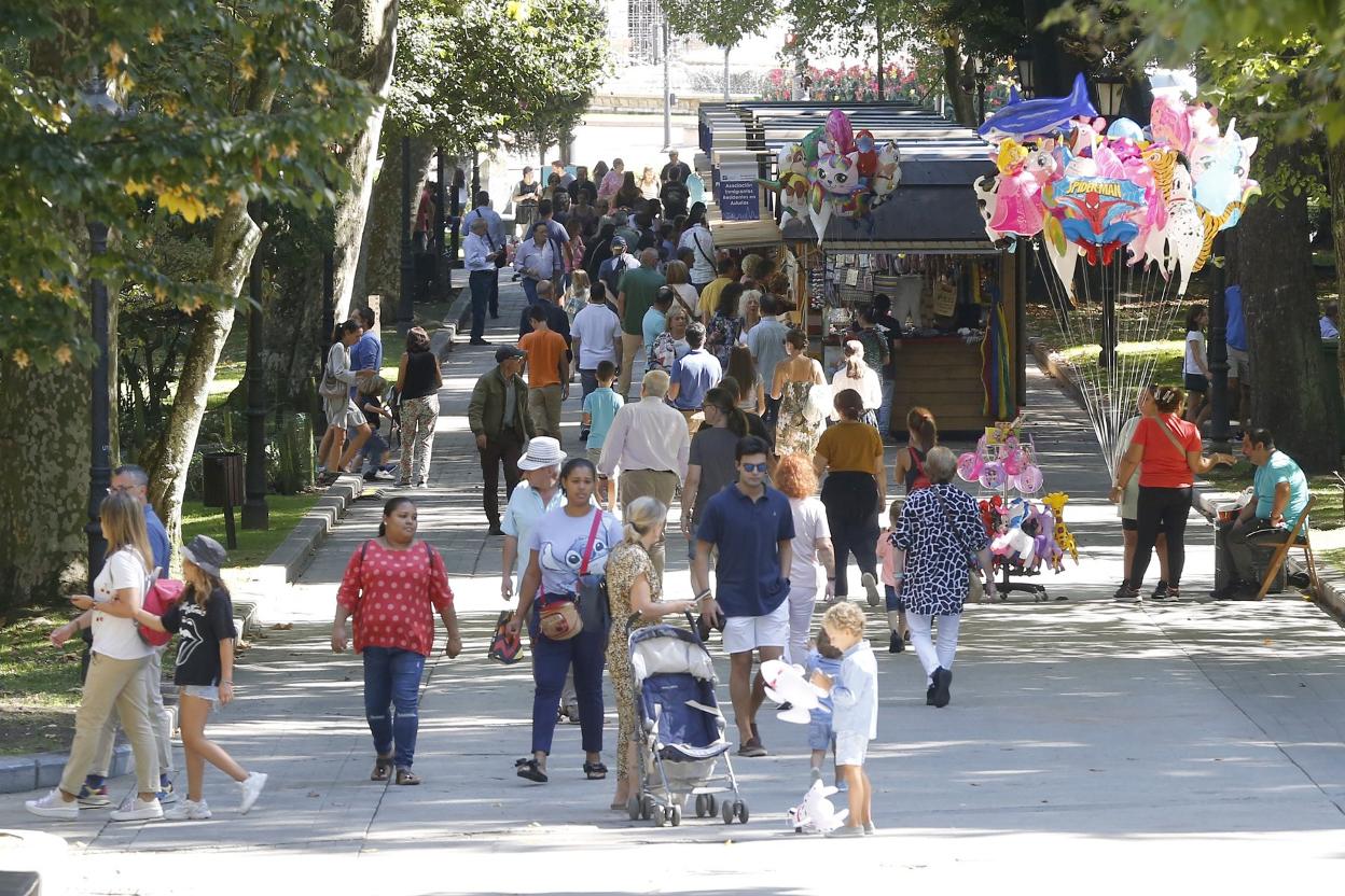 Uno de los accesos al Campo San Francisco, muy animado. 