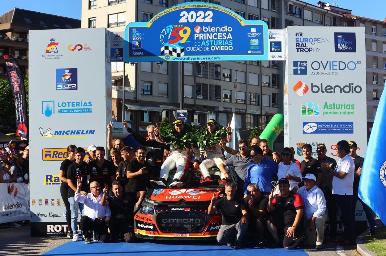 Alejandro Cachón y Jandrín López celebran el triunfo junto a los integrantes de Sports&You y Past-Racing en el podio. 