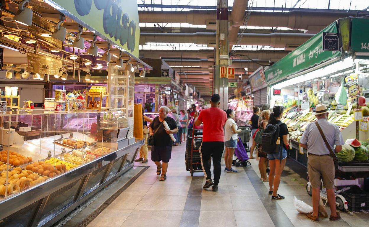 Clientes en un mercado de abastos en Madrid. 