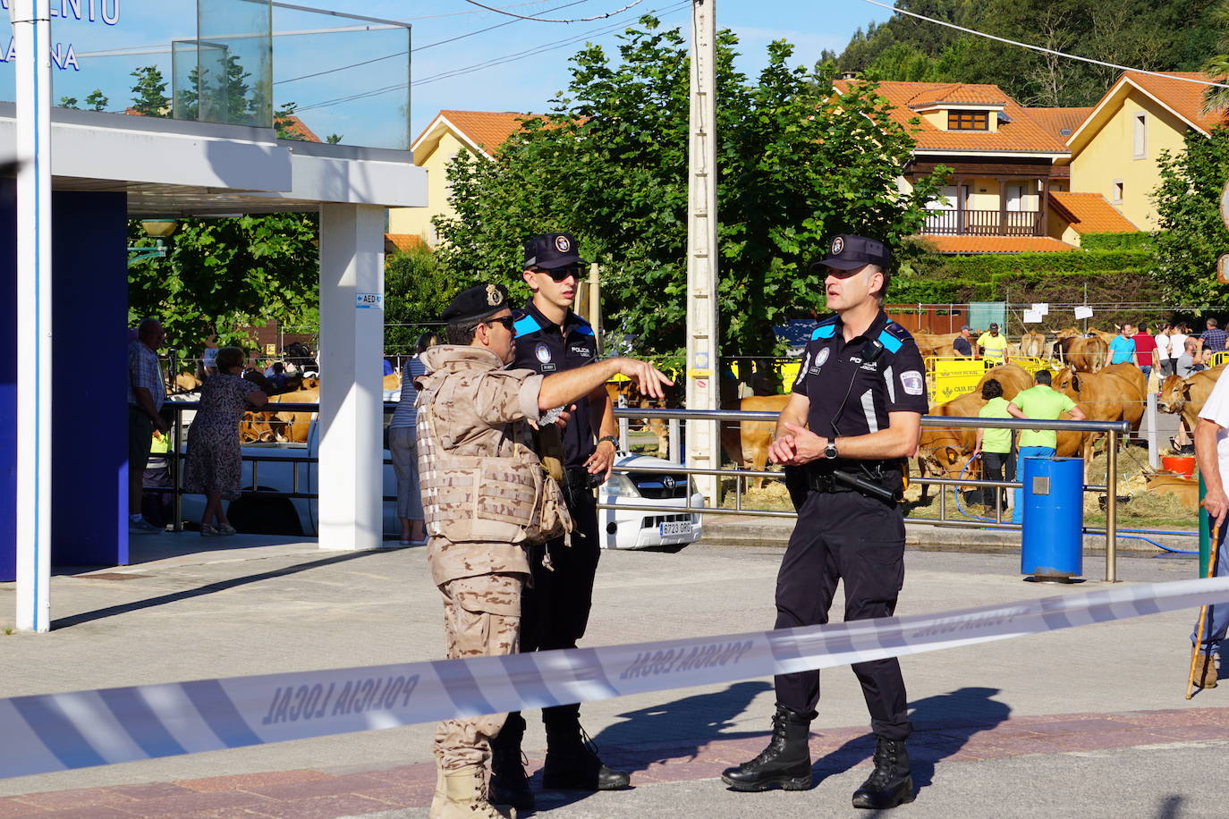 Fotos: Gran despliegue en Ribadesella para retirar el artefacto hallado en la playa