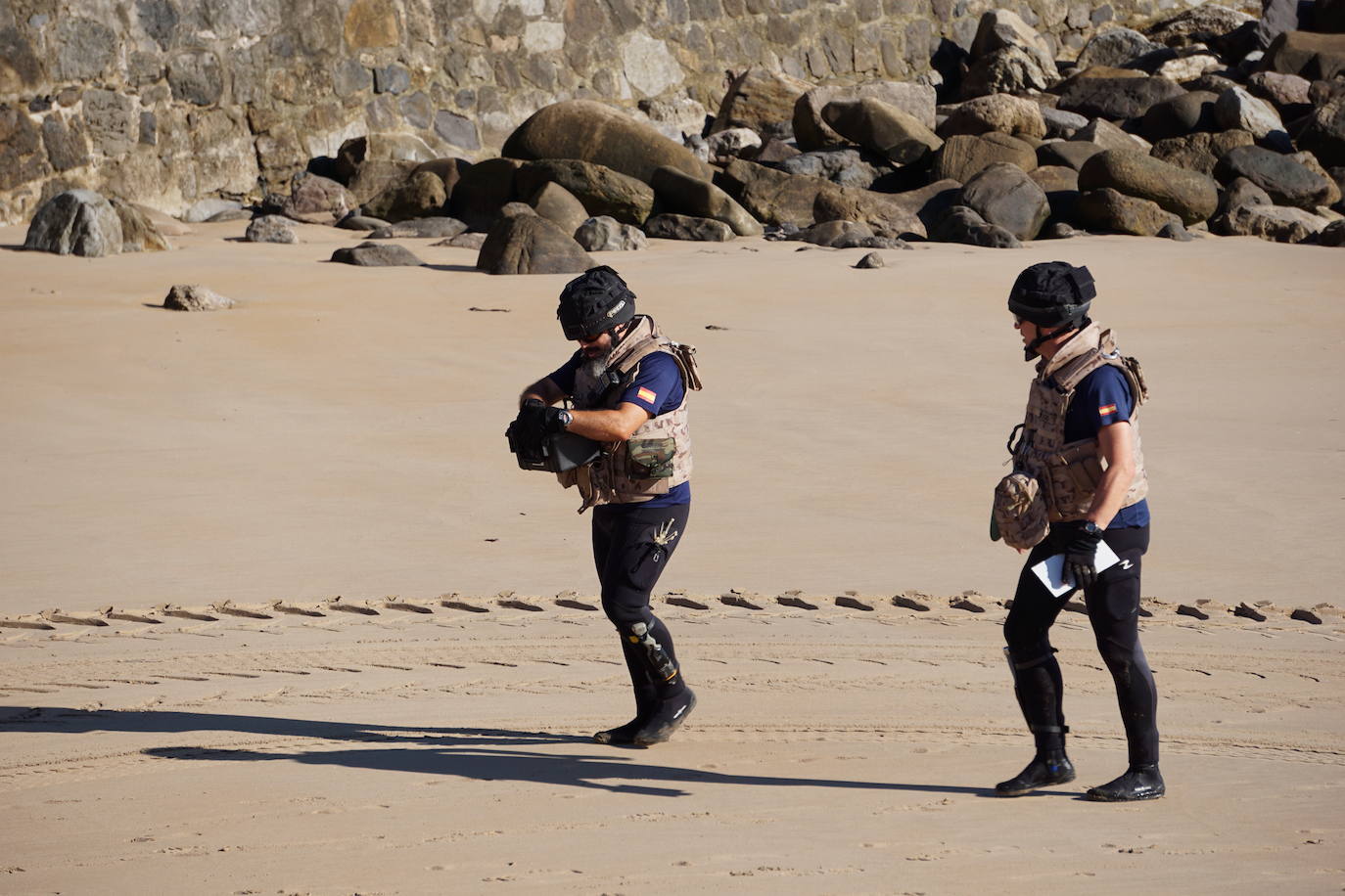Fotos: Gran despliegue en Ribadesella para retirar el artefacto hallado en la playa