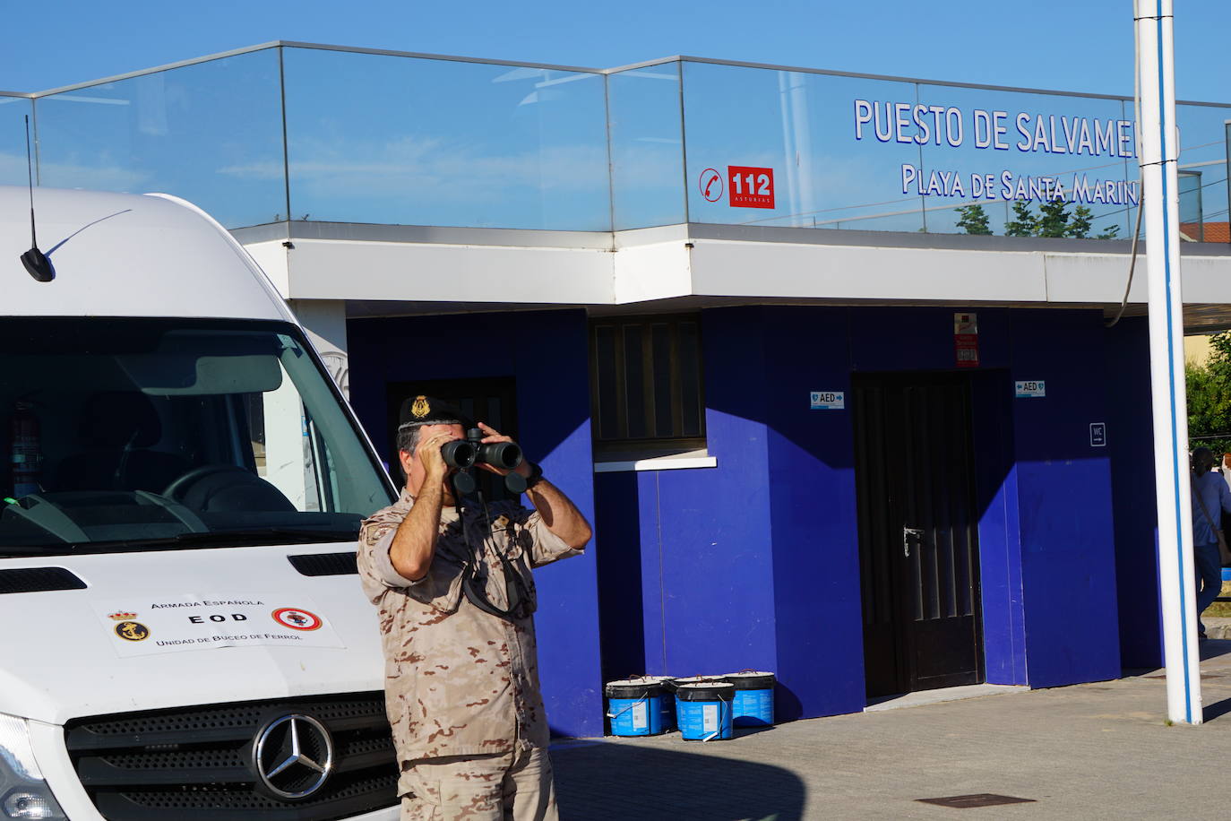 Fotos: Gran despliegue en Ribadesella para retirar el artefacto hallado en la playa
