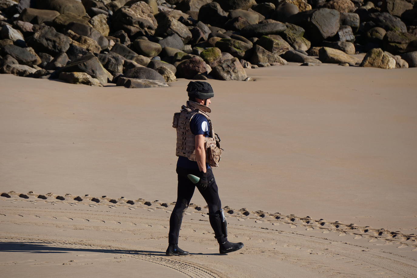 Fotos: Gran despliegue en Ribadesella para retirar el artefacto hallado en la playa