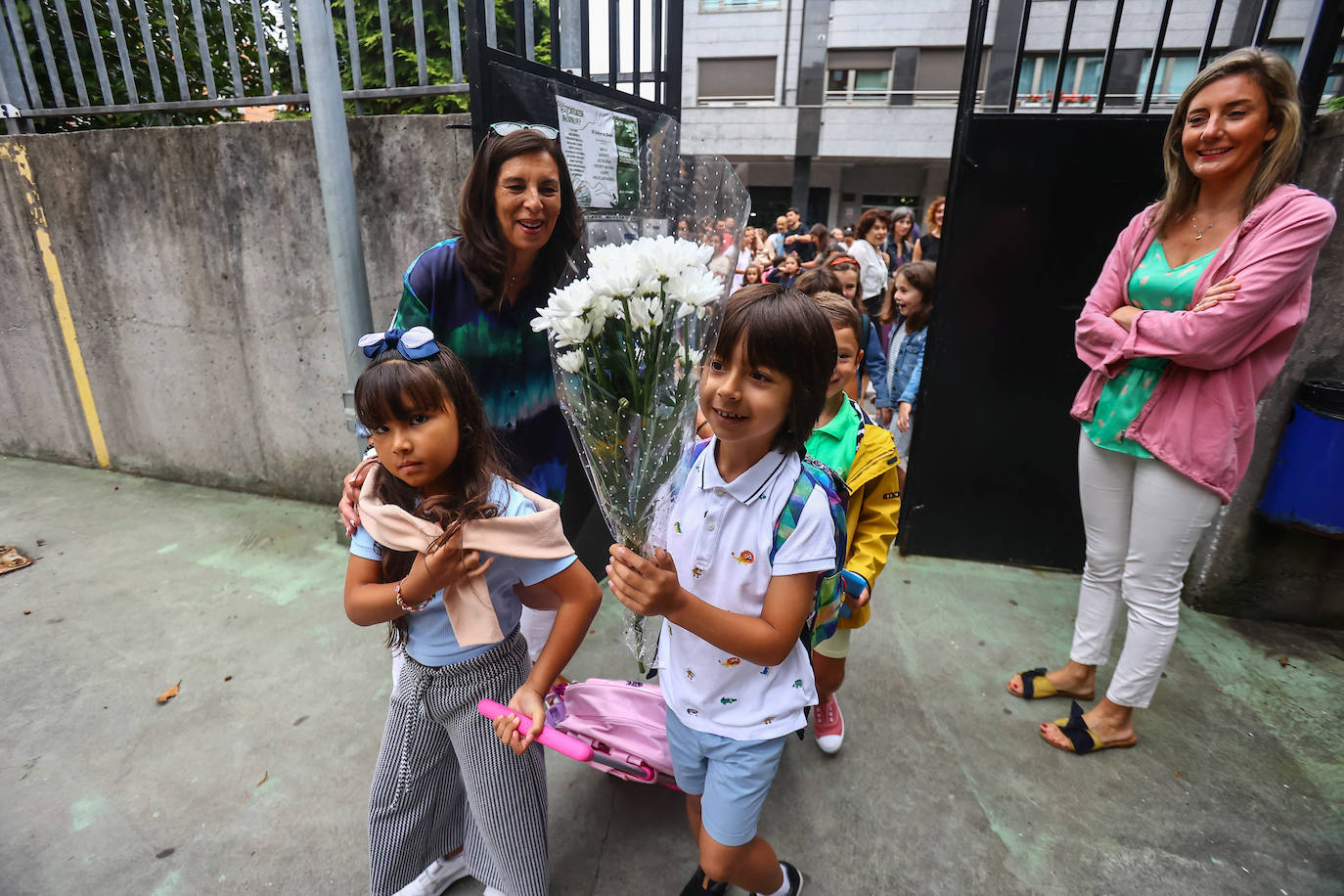 Fotos: Emoción y reencuentros en un curso escolar cambiado