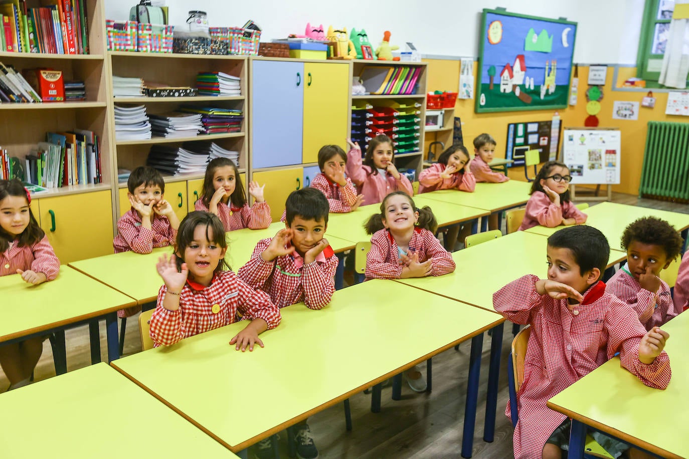 Fotos: Emoción y reencuentros en un curso escolar cambiado