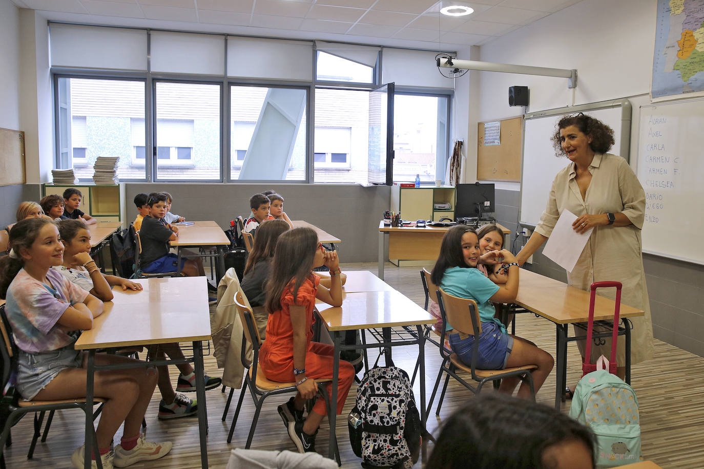 Fotos: Emoción y reencuentros en un curso escolar cambiado