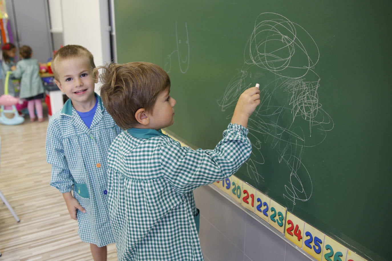 Fotos: Emoción y reencuentros en un curso escolar cambiado