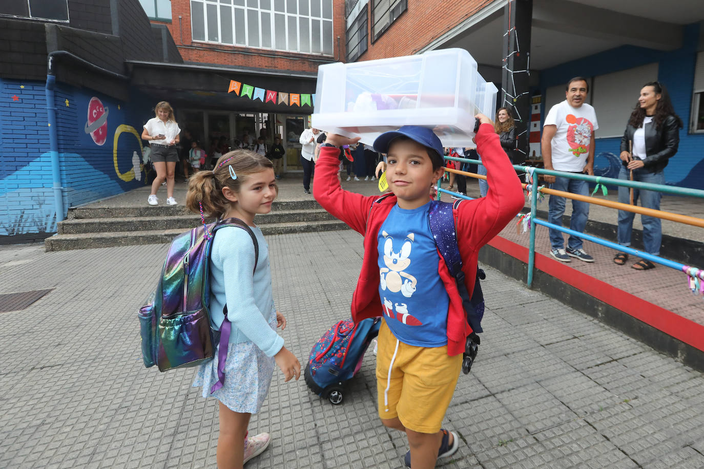 Fotos: Emoción y reencuentros en un curso escolar cambiado